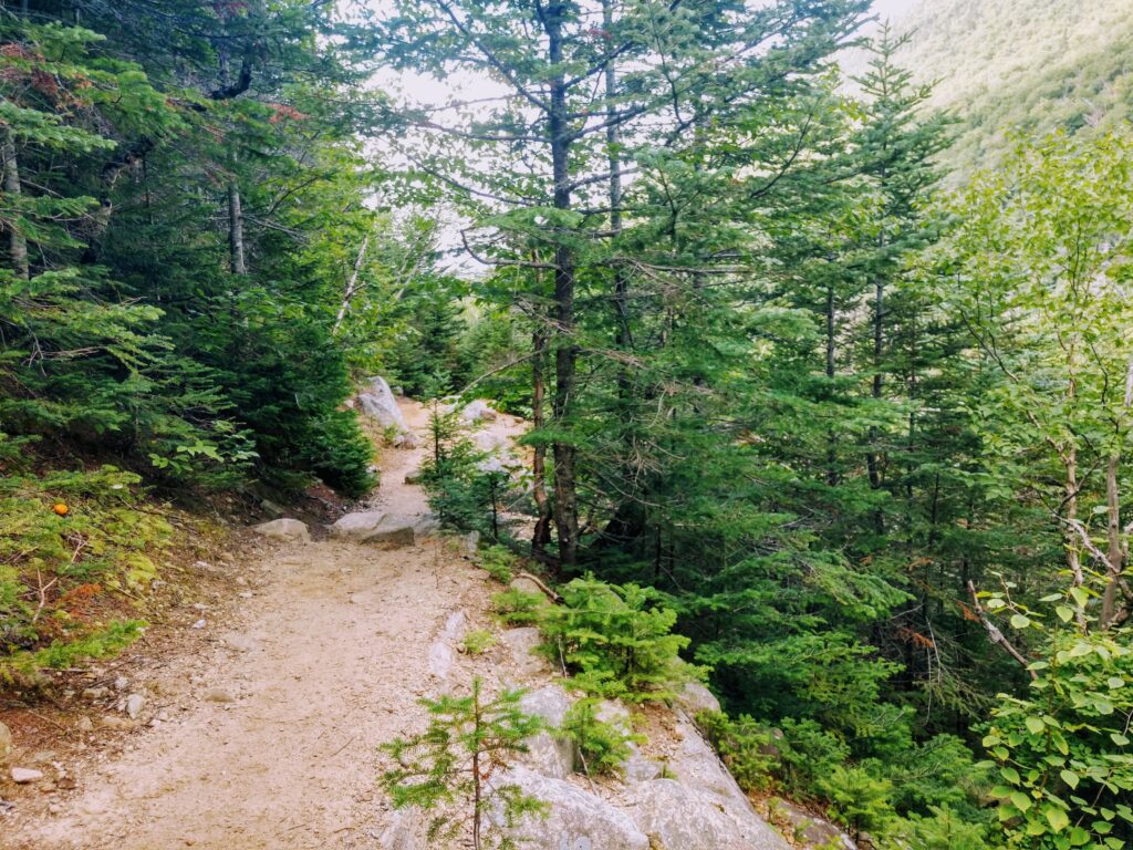 Trail along a ledge going up Bondcliff